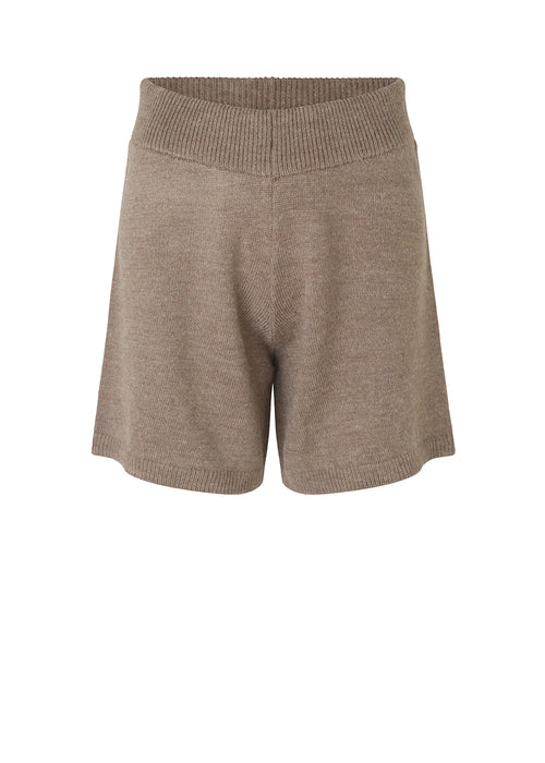 Shorts i en blød strik med en høj, elastisk talje og brede ben. Bær PorterMD shorts med den matchende cardigan for et komplet komfortabelt look. Modellen er 173 cm og har en størrelse S/36 på