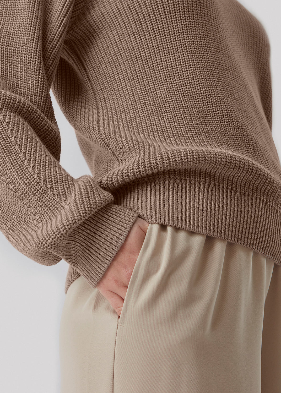 Bukser i et simpelt design med brede ben. Perry pants har skrålommer i siden og en elastisk talje for et behageligt fit. Indersøm (S/36): 81 cm Bukserne forlænges med 0,5 cm for hver størrelse. Modellen er 173 cm og har en størrelse S/36 på