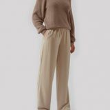 Bukser i et simpelt design med brede ben. Perry pants har skrålommer i siden og en elastisk talje for et behageligt fit. Indersøm (S/36): 81 cm Bukserne forlænges med 0,5 cm for hver størrelse. Modellen er 173 cm og har en størrelse S/36 på