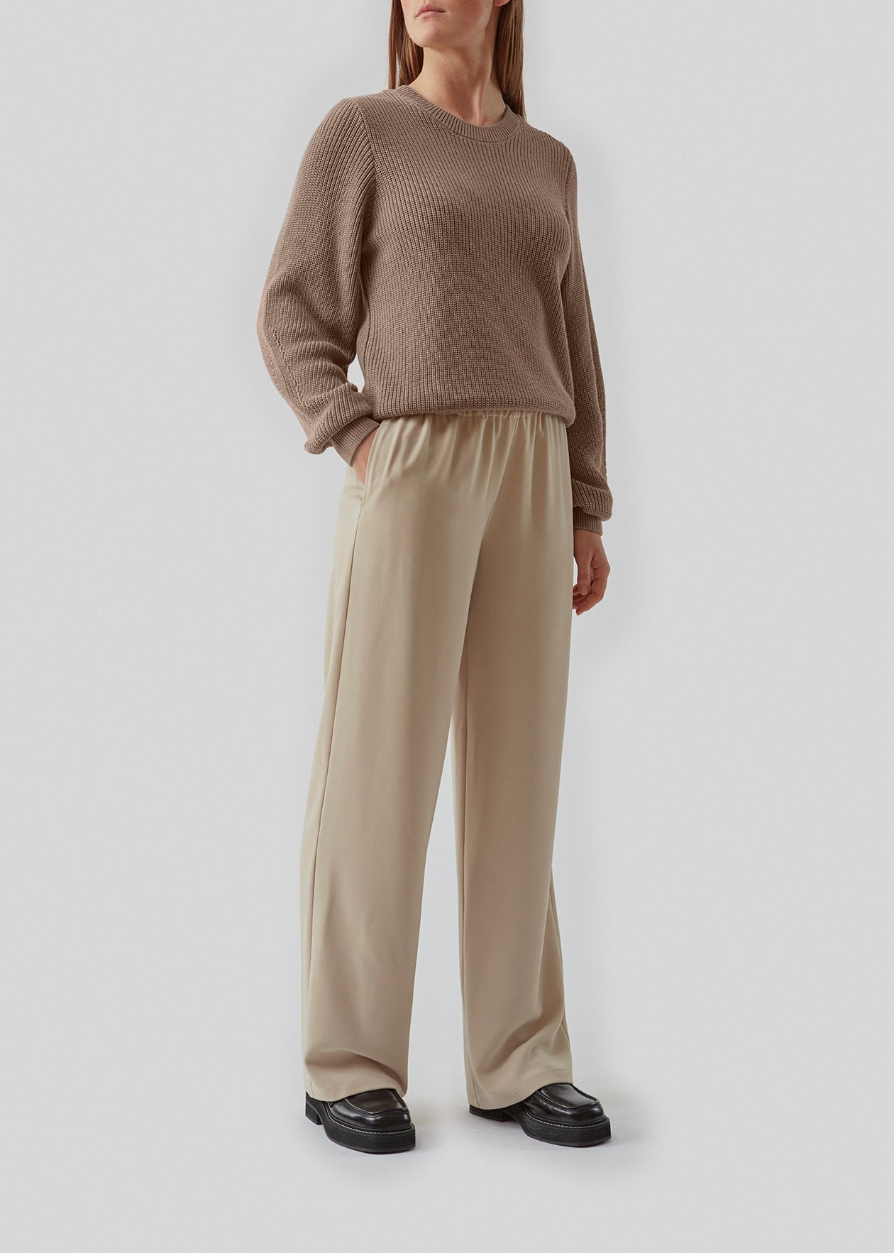 Bukser i et simpelt design med brede ben. Perry pants har skrålommer i siden og en elastisk talje for et behageligt fit. Indersøm (S/36): 81 cm Bukserne forlænges med 0,5 cm for hver størrelse. Modellen er 173 cm og har en størrelse S/36 på