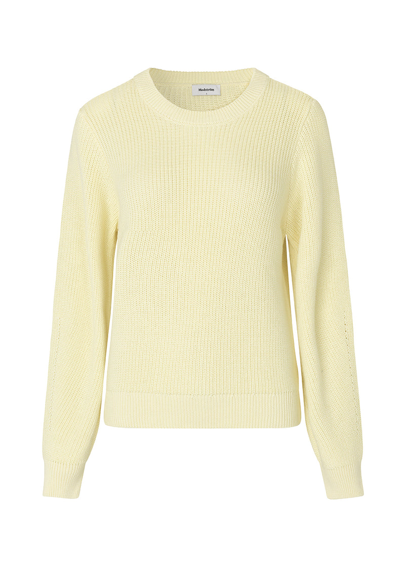 Prisha o-neck er en pullover i 100% økologisk bomuld. Sweateren har et fint feminint og afslappende udtryk.