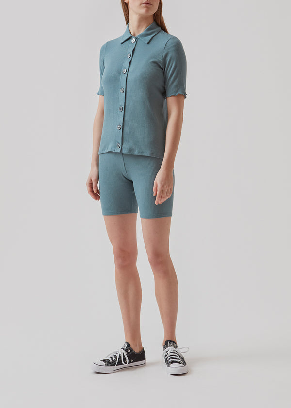 Tætsiddende shorts i en blød kvalitet. RahimMD shorts passer perfekt sammen med den matchende overdel: RahimMD t-shirt. Modellen er 173 cm og har en størrelse S/36 på.