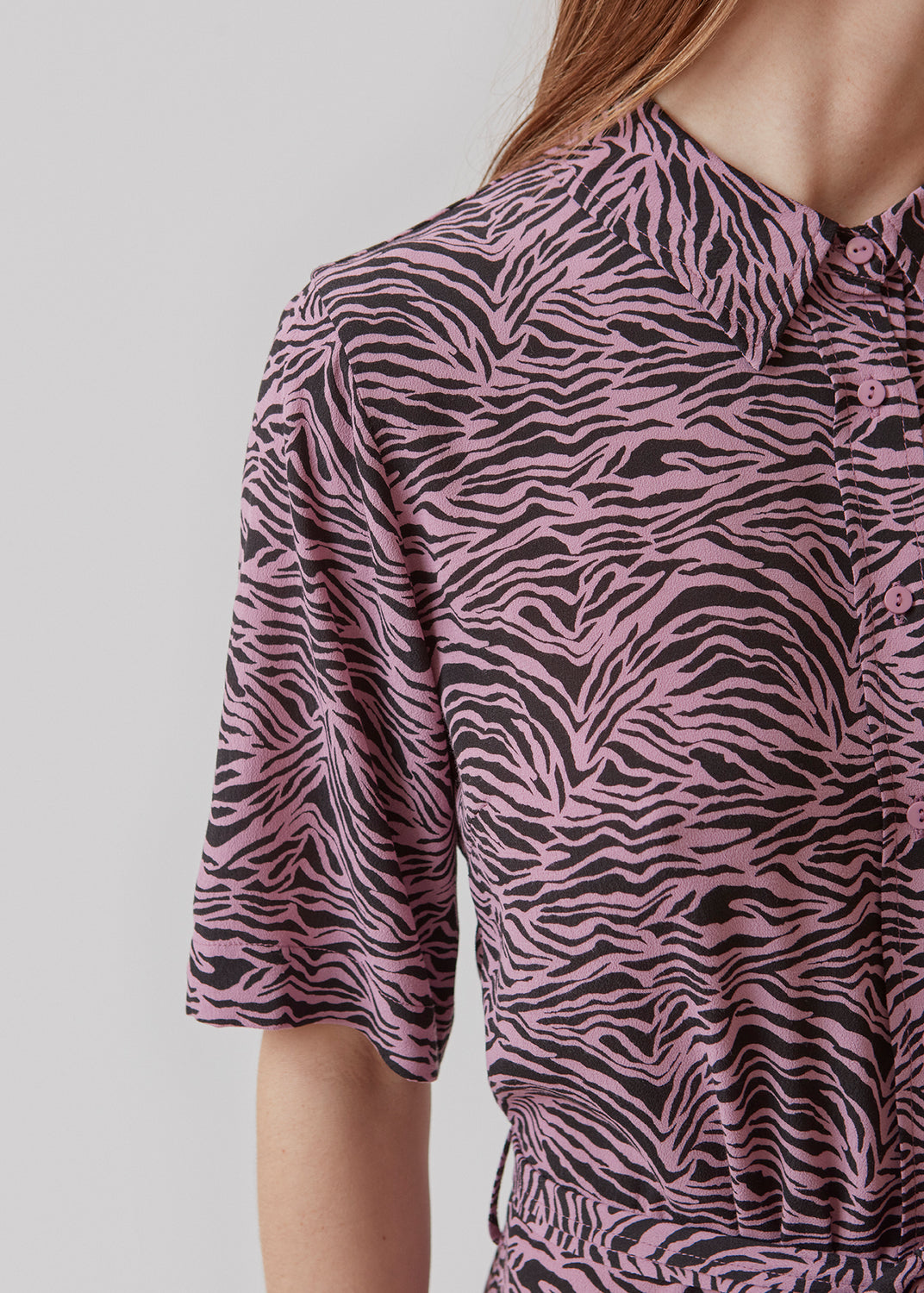Skjortekjole med korte, brede ærmer. RaidaMD print dress har et langt skørt med slids og bindebånd i taljen. Kjolen er detaljeret med krave og knapper foran. Modellen er 173 cm og har en størrelse S/36 på