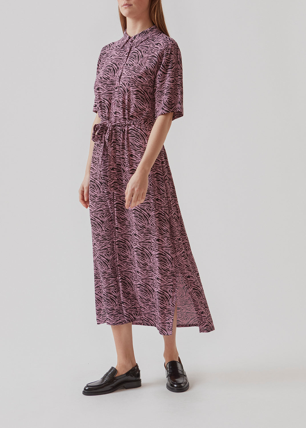 Skjortekjole med korte, brede ærmer. RaidaMD print dress har et langt skørt med slids og bindebånd i taljen. Kjolen er detaljeret med krave og knapper foran. Modellen er 173 cm og har en størrelse S/36 på