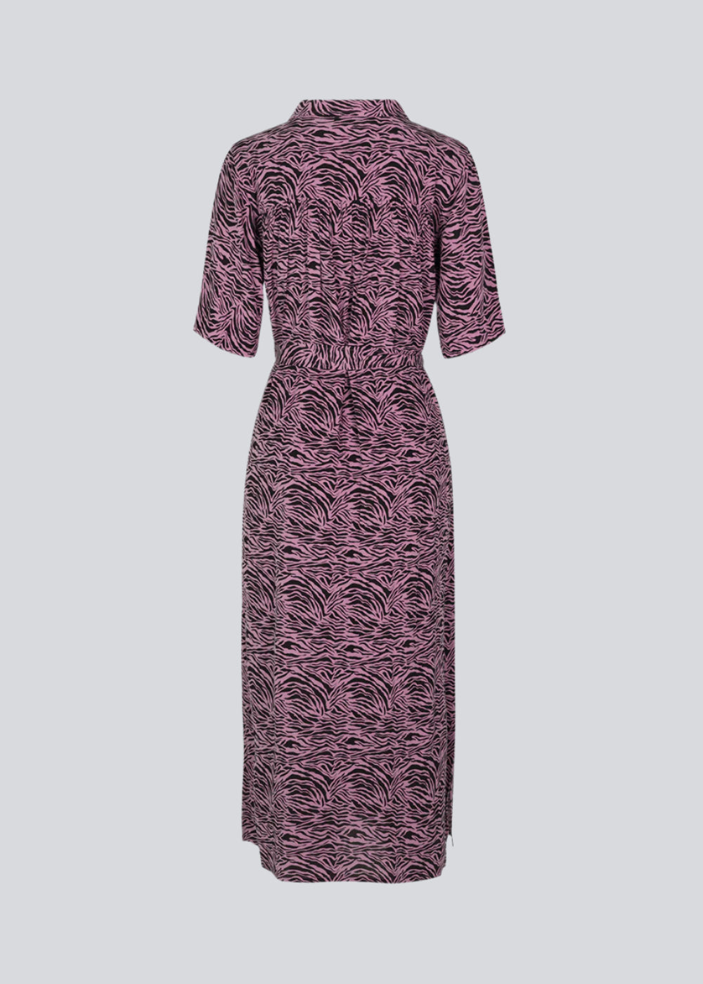 Skjortekjole med korte, brede ærmer. RaidaMD print dress har et langt skørt med slids og bindebånd i taljen. Kjolen er detaljeret med krave og knapper foran. Modellen er 173 cm og har en størrelse S/36 på