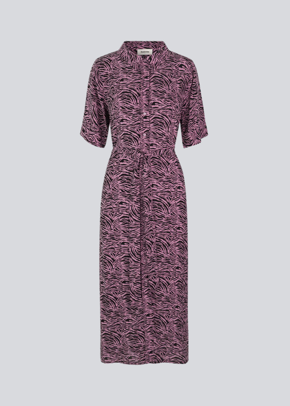 Skjortekjole med korte, brede ærmer. RaidaMD print dress har et langt skørt med slids og bindebånd i taljen. Kjolen er detaljeret med krave og knapper foran. Modellen er 173 cm og har en størrelse S/36 på