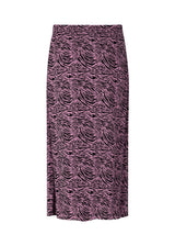 Mellemlang nederdel med høj slids foran i flot lilla farve med print. RaidaMD print skirt har en behagelig elastisk talje og en afslappet silhuet. Modellen er 173 cm og har en størrelse S/36 på.