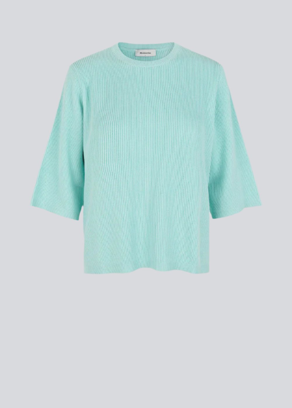 RasmineMD o-neck er en ribstrikket bomuldstrøje med en afslappet pasform og rund hals. Ærmerne er 3/4 lange og med vidde. Modellen er 173 cm og har en størrelse S/36 på  Materiale: 100% Bomuld