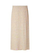 Lang nederdel i en blomstret, mere ansvarlig kvalitet. RavenMD print skirt har elastik i taljen bagpå for en komfortabel pasform. Modellen er 173 cm og har en størrelse S/36 på.