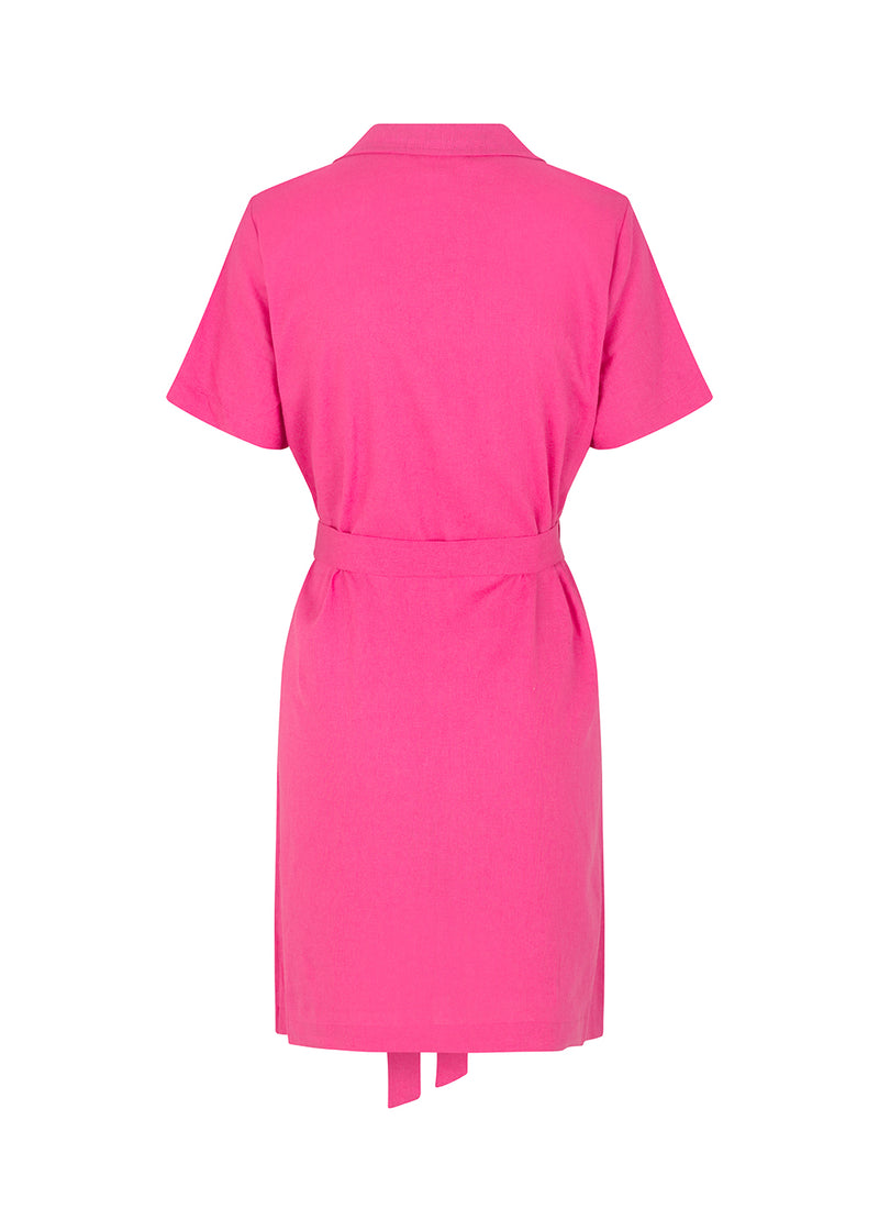 Mellemlang kjole i pink med korte ærmer, krave og v-udskæring i halsen. RayaMD dress knappes fortil og får form med bindebæltet i taljen. Modellen er 173 cm og har en størrelse S/36 på