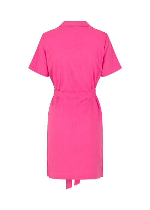 Mellemlang kjole i pink med korte ærmer, krave og v-udskæring i halsen. RayaMD dress knappes fortil og får form med bindebæltet i taljen. Modellen er 173 cm og har en størrelse S/36 på