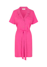 Mellemlang kjole i pink med korte ærmer, krave og v-udskæring i halsen. RayaMD dress knappes fortil og får form med bindebæltet i taljen. Modellen er 173 cm og har en størrelse S/36 på