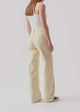 RicciMD jeans har lige, vide ben og høj talje. Jeansene er i en vasket, økologisk bomuldsdenim. Style med den matchende jakke. Modellen er 173 cm og har en størrelse S/36 på.  Køb matchende jakke: RicciMD jacket, i samme farve, og fuldend 