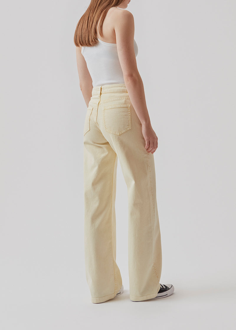RicciMD jeans har lige, vide ben og høj talje. Jeansene er i en vasket, økologisk bomuldsdenim. Style med den matchende jakke. Modellen er 173 cm og har en størrelse S/36 på.  Køb matchende jakke: RicciMD jacket, i samme farve, og fuldend 