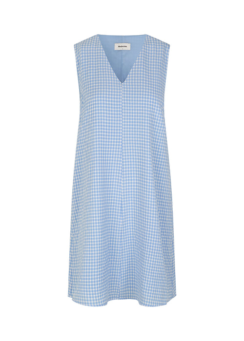 Ærmeløs kort kjole i lyseblå i struktureret tern. RimmeMD dress er voluminøs i silhuetten og har en dyb v-formet halsudskæring foran. Modellen er 173 cm og har en størrelse S/36 på.