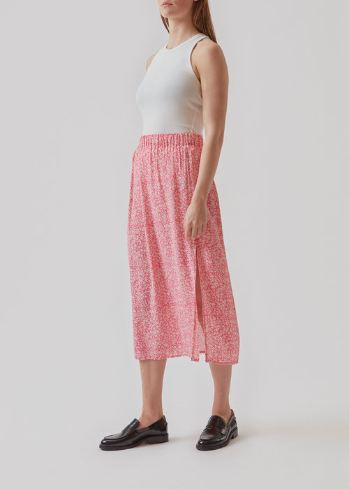 Luftig, lang nederdel i fin lyserød farve og flot print. Nederdelen har elastik i taljen og en slids i siden. Brug nederdelen, RinnaMD print skirt, til hverdag eller til fest.