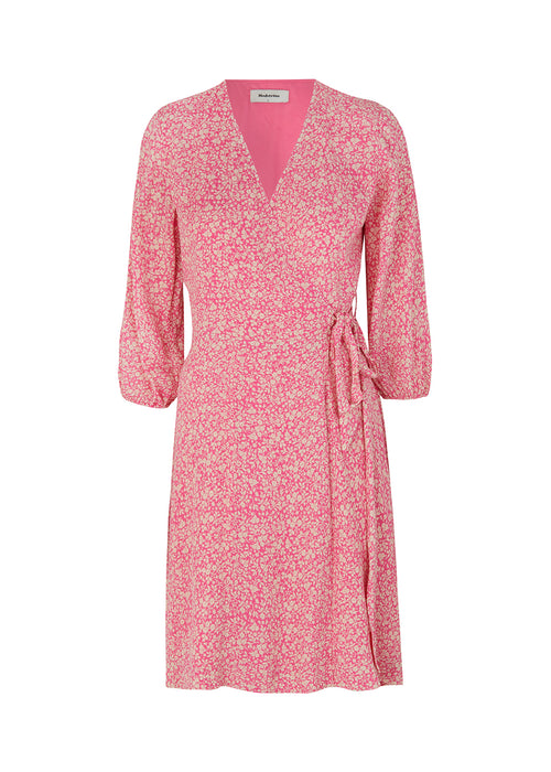 Flot slå-om-kjole i lyserød med print. RinnaMD print wrap dress er lavet i mere ansvarlig kvalitet og har fine detaljer med bindebånd og ballon-ærmer. 