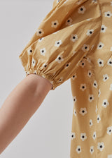 Kjole i printet økologisk bomuld med en lige silhuet. RossaMD print dress har krave og knaplukning med voluminøse pufærmer med elastikkant. Modellen er 173 cm og har en størrelse S/36 på