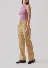 Bukser med lige ben og let svaj. Taljen har elastik for ekstra komfort, lommer i siderne og en dekorativ paspoleret baglomme. RossaMD print pants er fremstillet i økologisk bomuld. Modellen er 173 cm og har en størrelse S/36 på.  Match bukserne med toppen med samme print og farve: RossaMD print top.