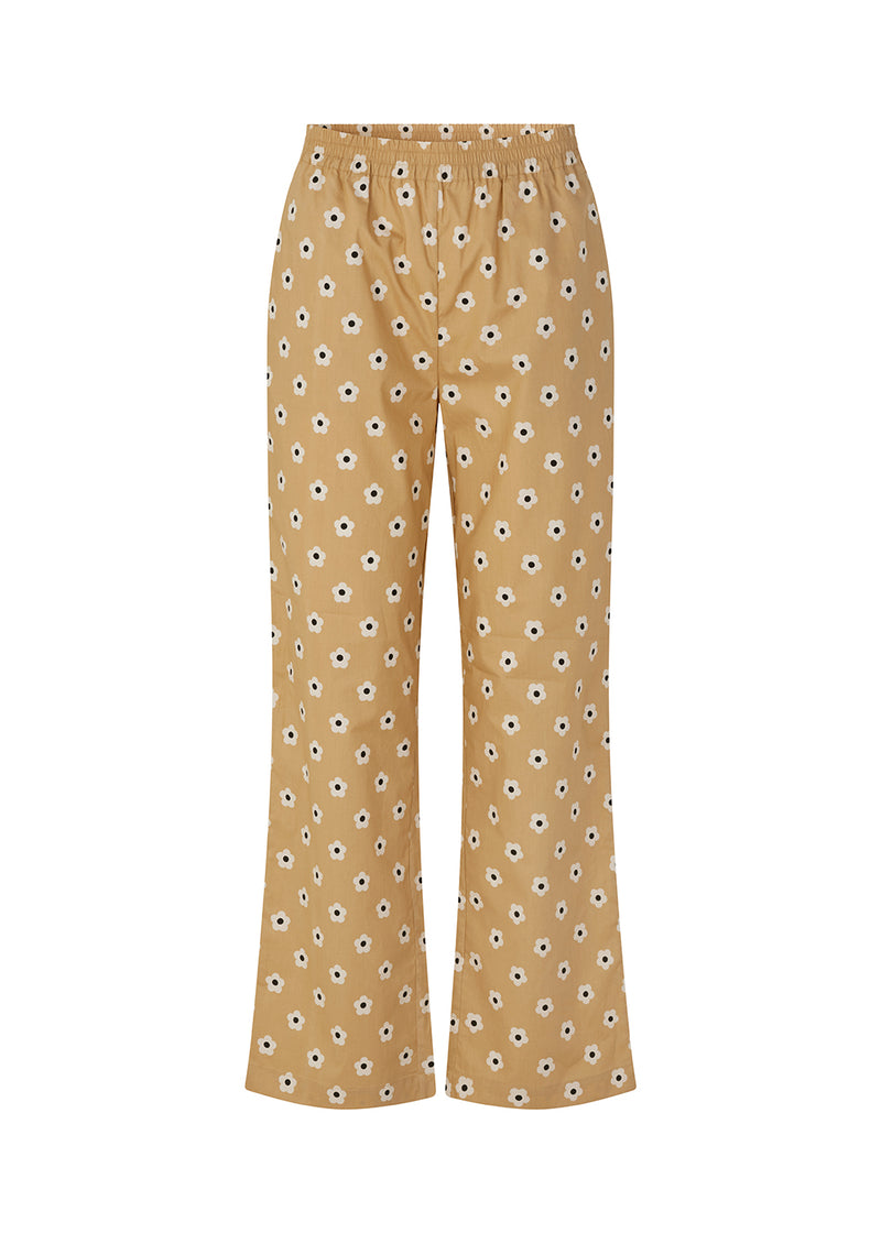 Bukser med lige ben og let svaj. Taljen har elastik for ekstra komfort, lommer i siderne og en dekorativ paspoleret baglomme. RossaMD print pants er fremstillet i økologisk bomuld. Modellen er 173 cm og har en størrelse S/36 på.  Match bukserne med toppen med samme print og farve: RossaMD print top.