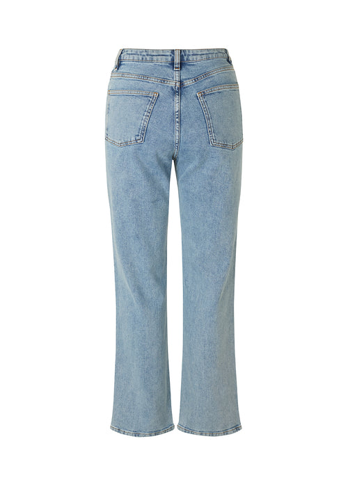 Jeans i kraftig, vasket, økologisk bomuldsdenim med en smule stretch. RubieMD jeans har en mellemhøj talje og lige ben. Modellen er 173 cm og har en størrelse S/36 på. Disse jeans er en must have i enhver garderobe.