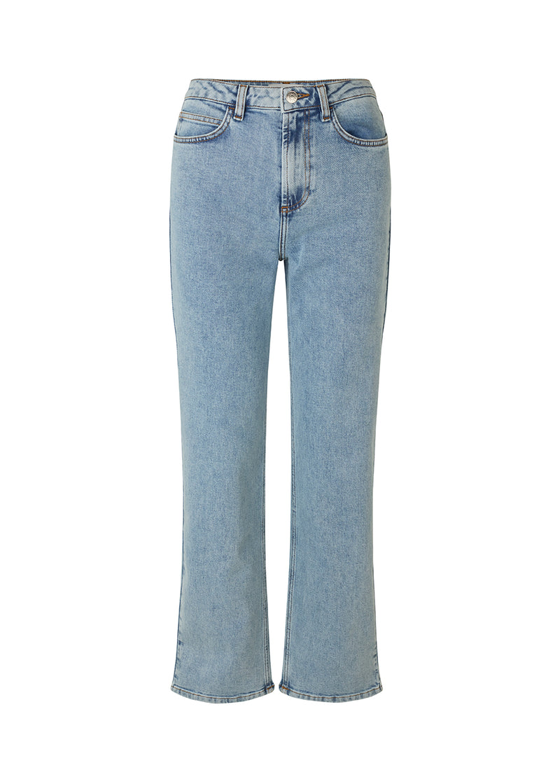 Jeans i kraftig, vasket, økologisk bomuldsdenim med en smule stretch. RubieMD jeans har en mellemhøj talje og lige ben. Modellen er 173 cm og har en størrelse S/36 på. Disse jeans er en must have i enhver garderobe.