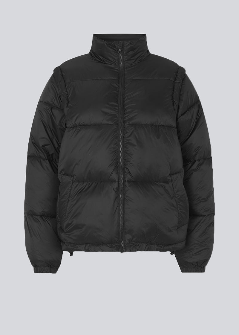 SammiMD jacket er en kort, polstret jakke med opretstående krave, lynlås og sidelommer. Ærmerne kan lynes af, så jakken også kan bruges som vest.