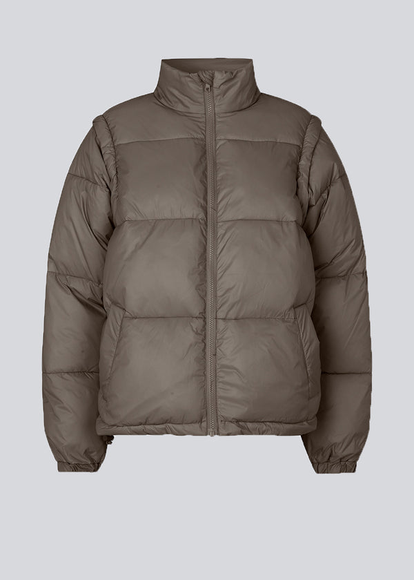 SammiMD jacket er en kort, polstret jakke med opretstående krave, lynlås og sidelommer. Ærmerne kan lynes af, så jakken også kan bruges som vest.