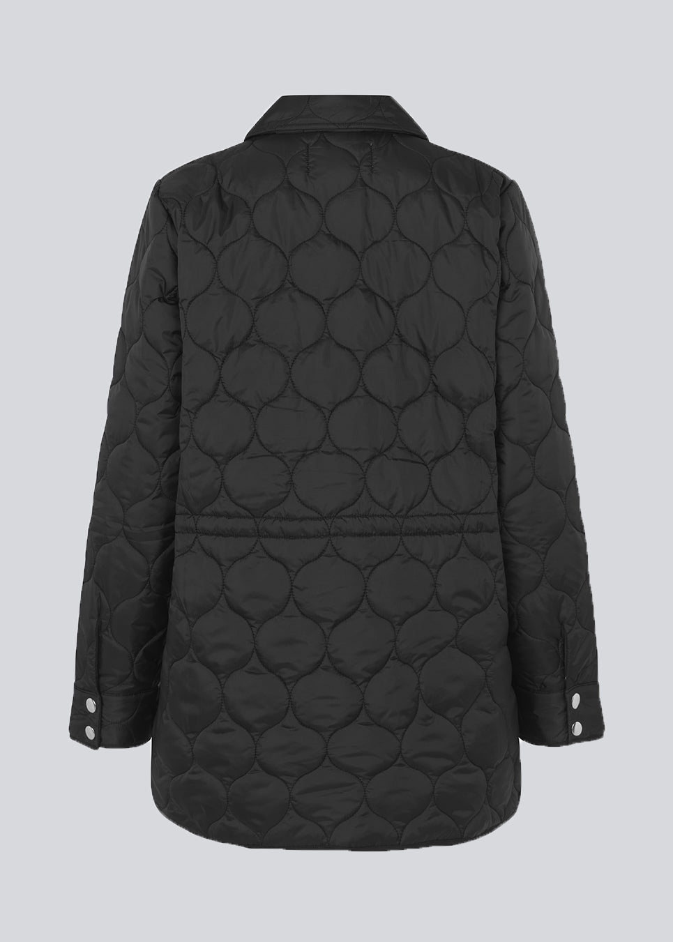 Vatteret jakke i quiltet, genanvendt nylon med trykknapper fortil, to store forlommer i kontrasterende materiale og afrundet kant forneden. SamuelMD jacket har et rummeligt fit.  Materiale: 100% Recycled Nylon  Foer: 100% Polyester