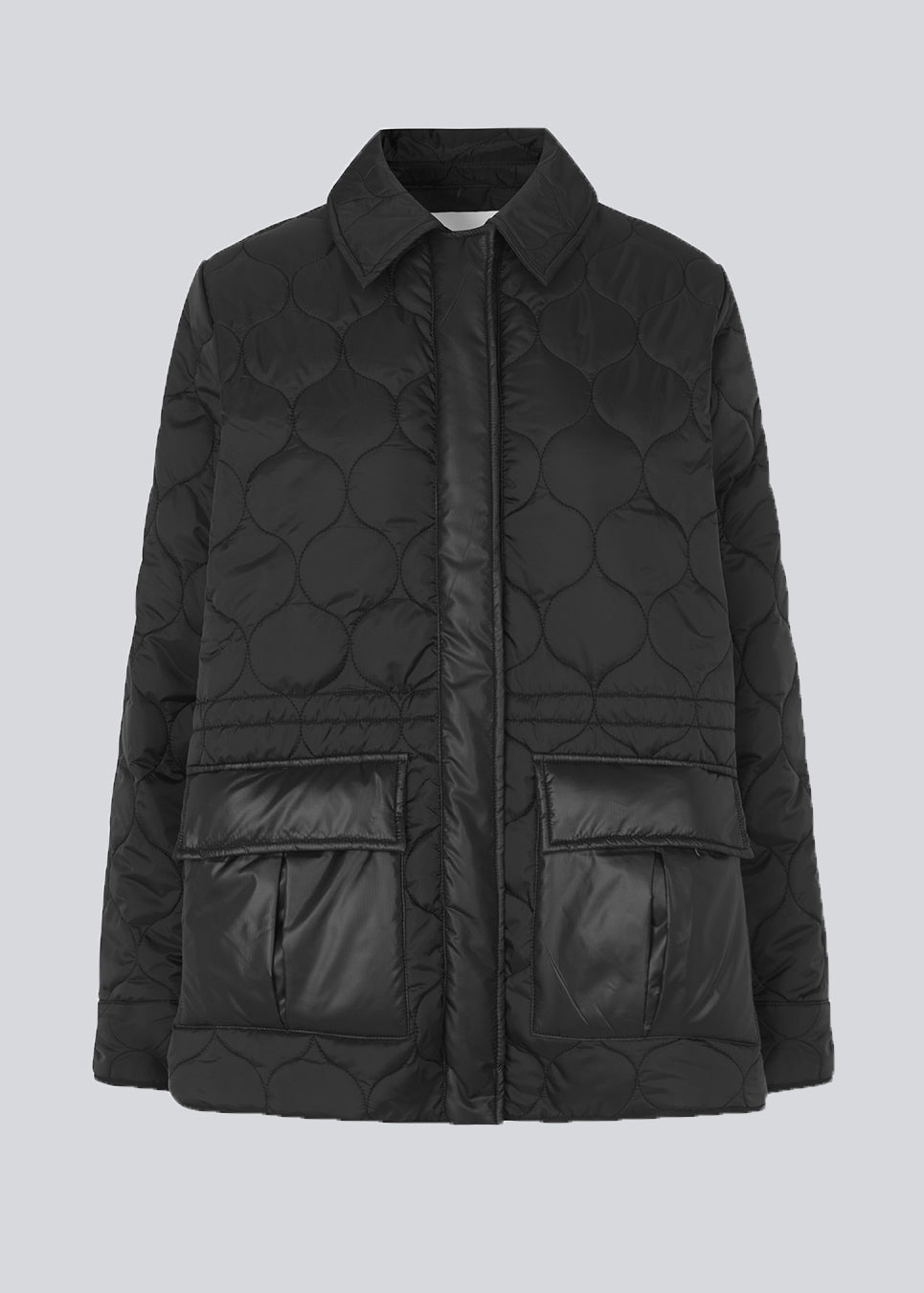 Vatteret jakke i quiltet, genanvendt nylon med trykknapper fortil, to store forlommer i kontrasterende materiale og afrundet kant forneden. SamuelMD jacket har et rummeligt fit.  Materiale: 100% Recycled Nylon  Foer: 100% Polyester