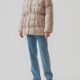 Polstret jakke i beige med oversize pasform and justerbar talje. StellaMD jacket har opretstående krave, hætte, tovejslynlås og to paspolerede forlommer.
