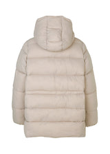 Polstret jakke med oversize pasform and justerbar talje. StellaMD jacket har opretstående krave, hætte, tovejslynlås og to paspolerede forlommer.