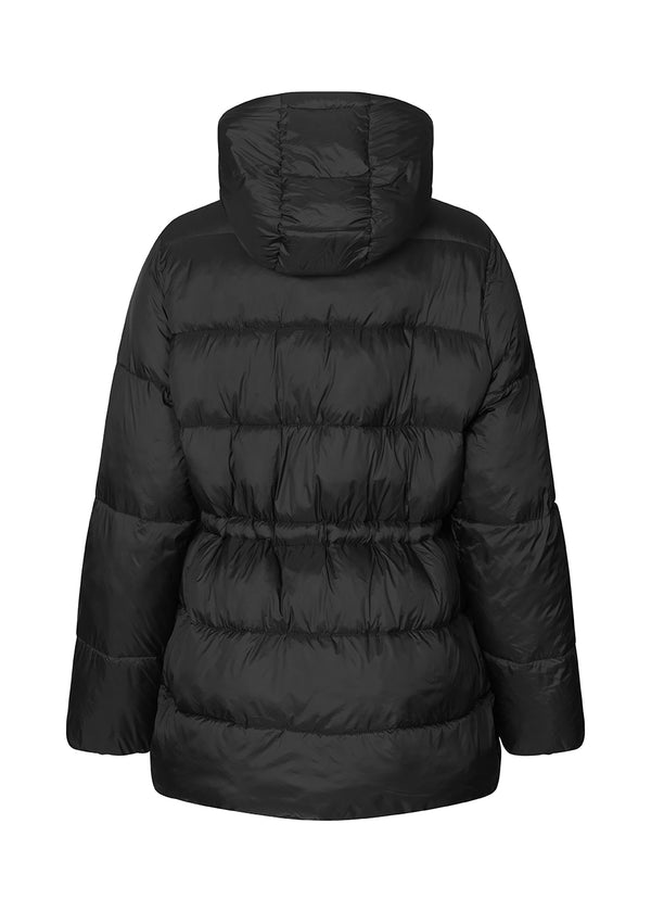 Polstret jakke i sort med oversize pasform and justerbar talje. StellaMD jacket har opretstående krave, hætte, tovejslynlås og to paspolerede forlommer.