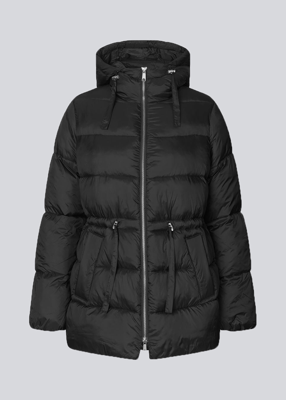 Polstret jakke i sort med oversize pasform and justerbar talje. StellaMD jacket har opretstående krave, hætte, tovejslynlås og to paspolerede forlommer.