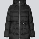 Polstret jakke i sort med oversize pasform and justerbar talje. StellaMD jacket har opretstående krave, hætte, tovejslynlås og to paspolerede forlommer.
