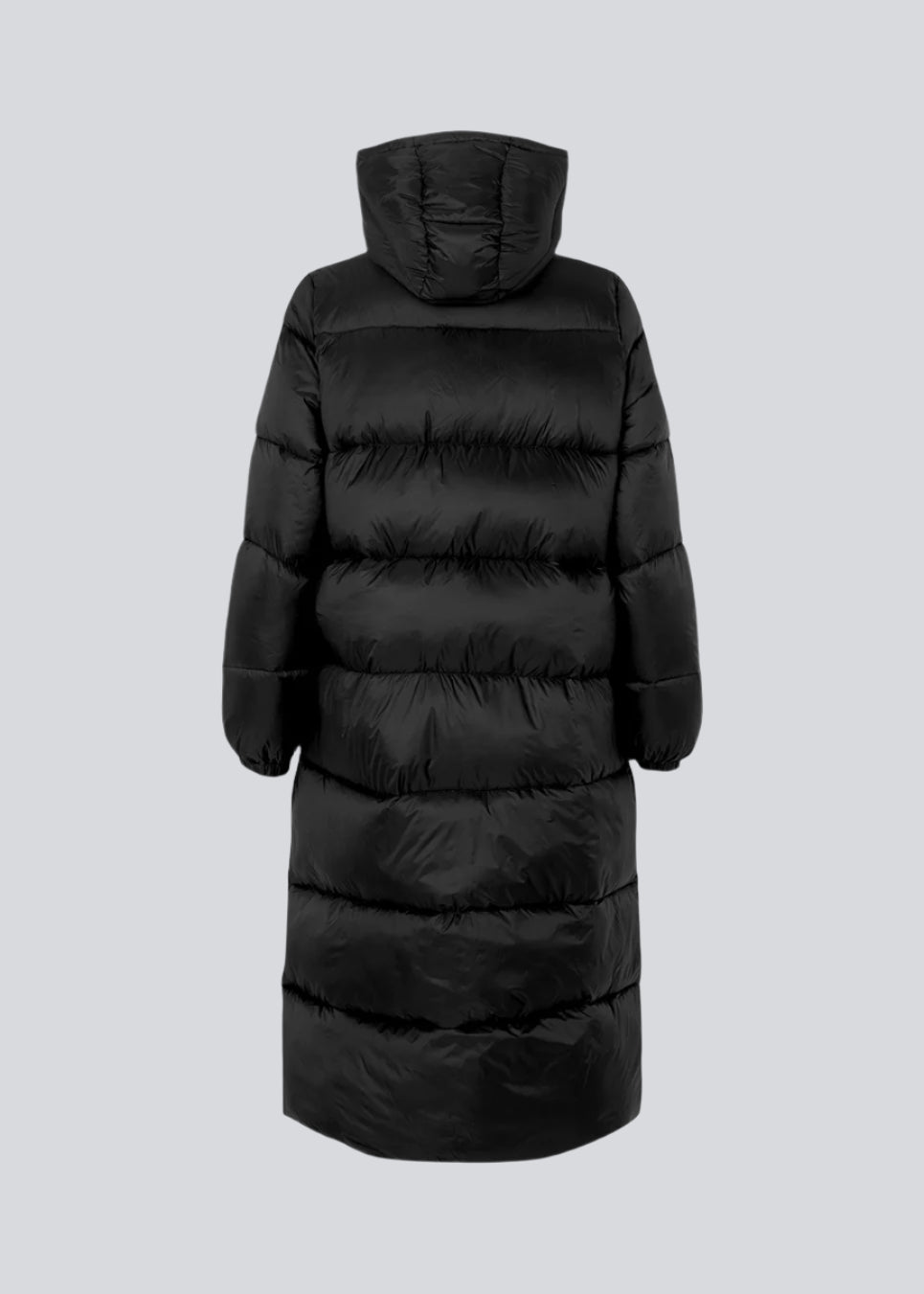 Knælang fakke i vatteret nylon. StellaMD long jacket har en afslappet pasform med lange ærmer, hætte og opretstående krave. Tovejslynlås, justerbar hætte og diskrete sidelommer.