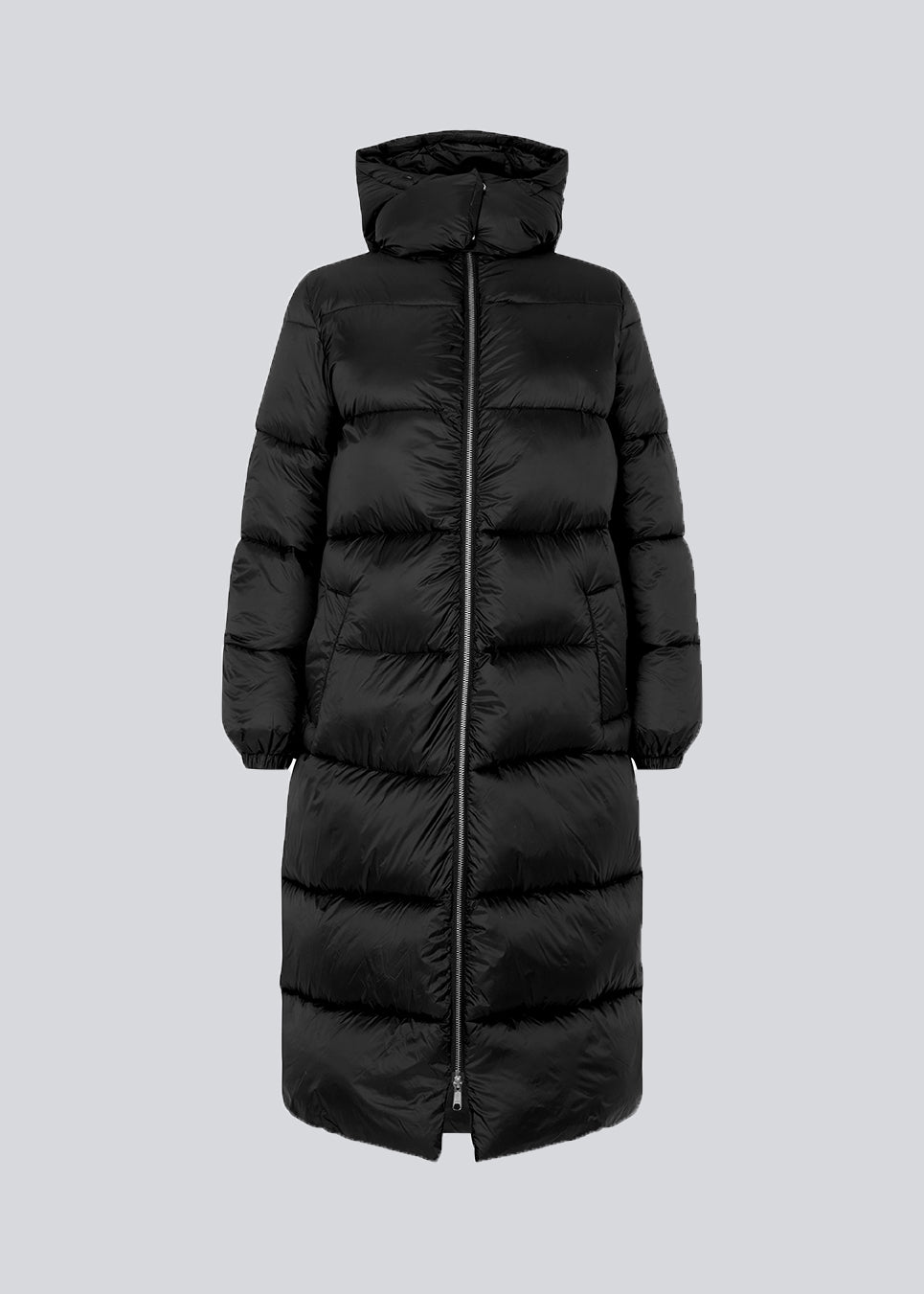 Knælang fakke i vatteret nylon. StellaMD long jacket har en afslappet pasform med lange ærmer, hætte og opretstående krave. Tovejslynlås, justerbar hætte og diskrete sidelommer.