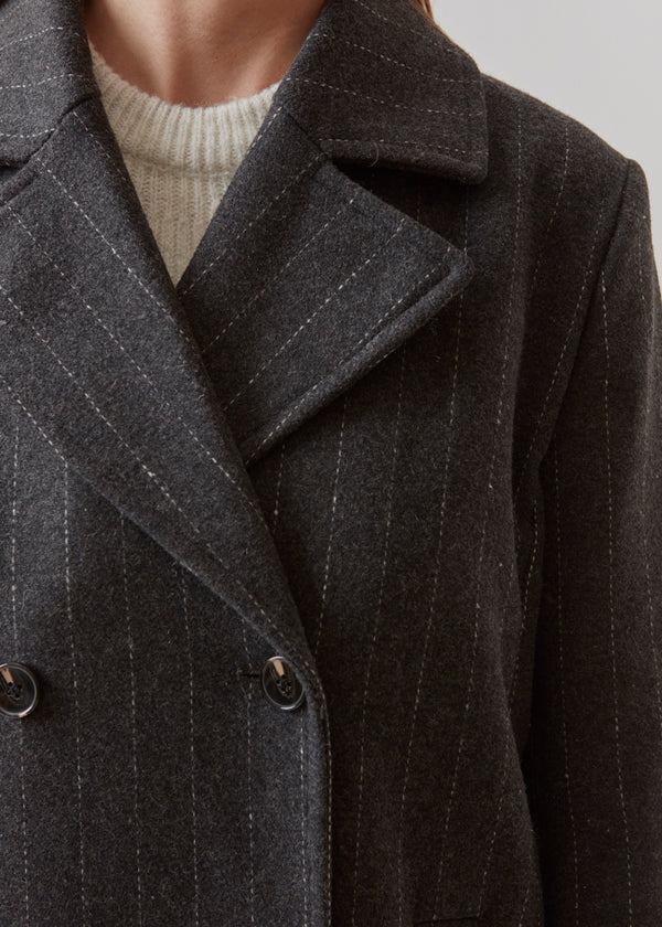 Dobbeltradet frakke i uldkvalitet med krave og revers. StinnaMD coat har en afslappet pasform og et klassisk, herreinspireret snit. Paspolerede forlommer og slids bagpå.