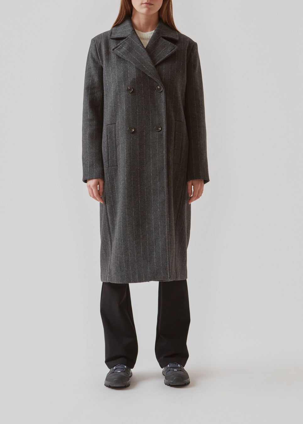 Dobbeltradet frakke i uldkvalitet med krave og revers. StinnaMD coat har en afslappet pasform og et klassisk, herreinspireret snit. Paspolerede forlommer og slids bagpå.