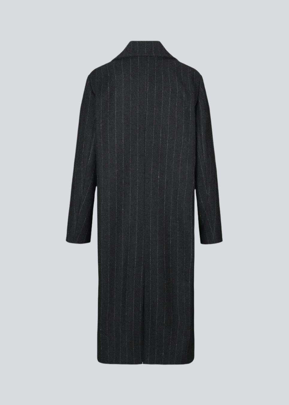 Dobbeltradet frakke i uldkvalitet med krave og revers. StinnaMD coat har en afslappet pasform og et klassisk, herreinspireret snit. Paspolerede forlommer og slids bagpå.