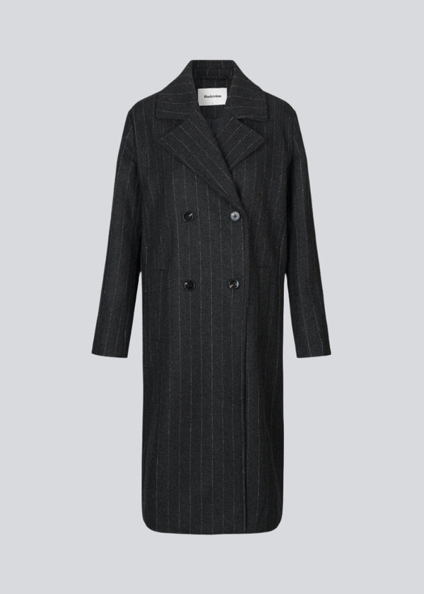 Dobbeltradet frakke i uldkvalitet med krave og revers. StinnaMD coat har en afslappet pasform og et klassisk, herreinspireret snit. Paspolerede forlommer og slids bagpå.