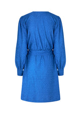 Kort kjole med wrap detalje, bindebælte i taljen og v-udskæring i halsen. TalissaMD wrap dress har lange pufærmer med manchet. Designet i materiale med struktur.