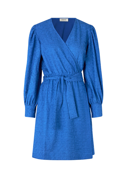 Kort kjole med wrap detalje, bindebælte i taljen og v-udskæring i halsen. TalissaMD wrap dress har lange pufærmer med manchet. Designet i materiale med struktur.