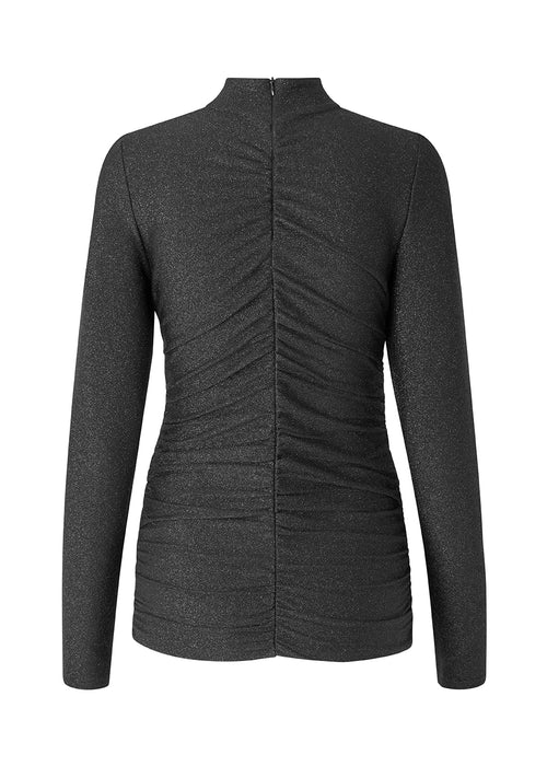 Top med lange ærmer og lav krave. TamilMD t-neck har en tætsiddende facon med rynket, elastisk effekt langs midterstykket både foran og bagpå.