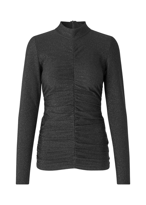 Top med lange ærmer og lav krave. TamilMD t-neck har en tætsiddende facon med rynket, elastisk effekt langs midterstykket både foran og bagpå.