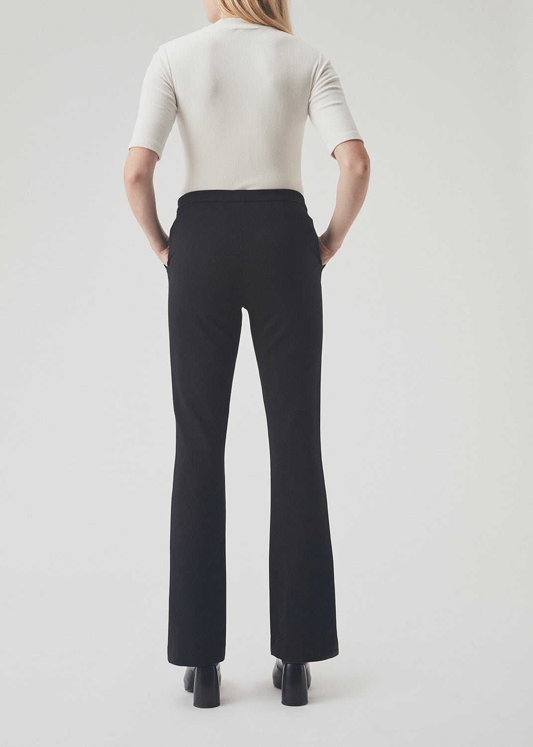 Lækre bukser med svaj i benene og skrålommer foran. Tanny flare Pants er en klassiker og i strækbare materiale med elastikken i taljen som giver den perfekte pasform. Indersøm (S/36): 82 cm Bukserne forlænges med 0,5 cm for hver størrelse. Modellen er 174 cm og har en størrelse S/36 på