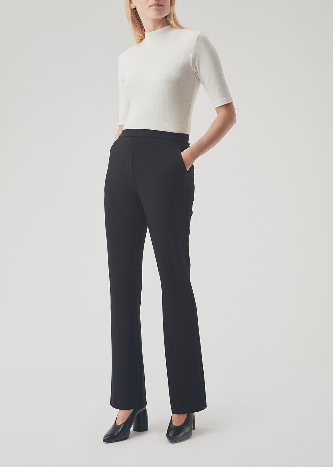 Lækre bukser med svaj i benene og skrålommer foran. Tanny flare Pants er en klassiker og i strækbare materiale med elastikken i taljen som giver den perfekte pasform. Indersøm (S/36): 82 cm Bukserne forlænges med 0,5 cm for hver størrelse. Modellen er 174 cm og har en størrelse S/36 på