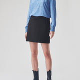Enkel og stilren A-formet nederdel. Tanny short skirt har elastik i taljen og det strækbare materiale skaber en perfekt pasform.