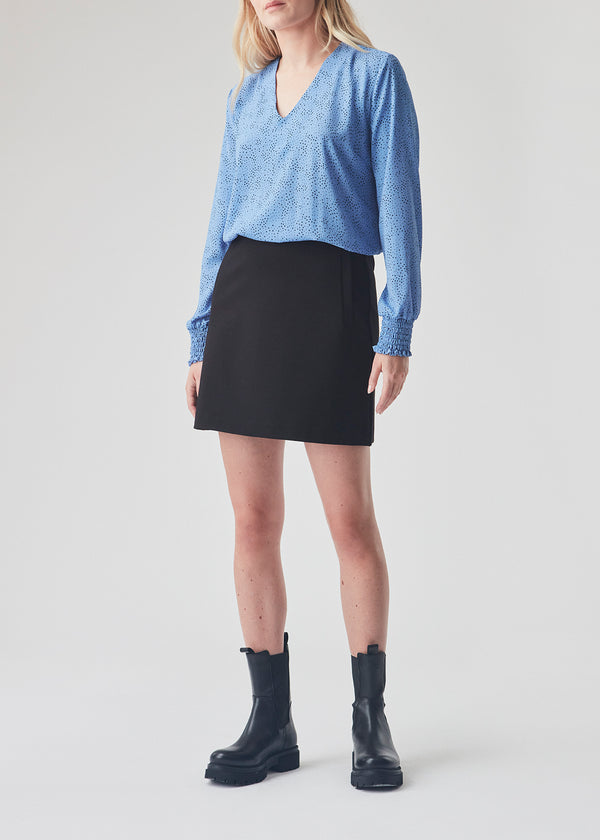 Enkel og stilren A-formet nederdel. Tanny short skirt har elastik i taljen og det strækbare materiale skaber en perfekt pasform.