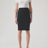 Enkel, stilren og tætsiddende nederdel. Tanny skirt går til knæene og har en lille slids bagpå. Det strækbare materiale skaber en perfekt pasform.